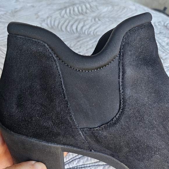 EUC Clarks Artisan Adya Bella Suede Black Slip-on Ankle Bootie Heels Black 10 - Picture 5 of 13